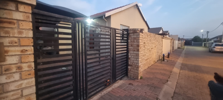 2 Bedroom Property for Sale in Fleurhof Gauteng
