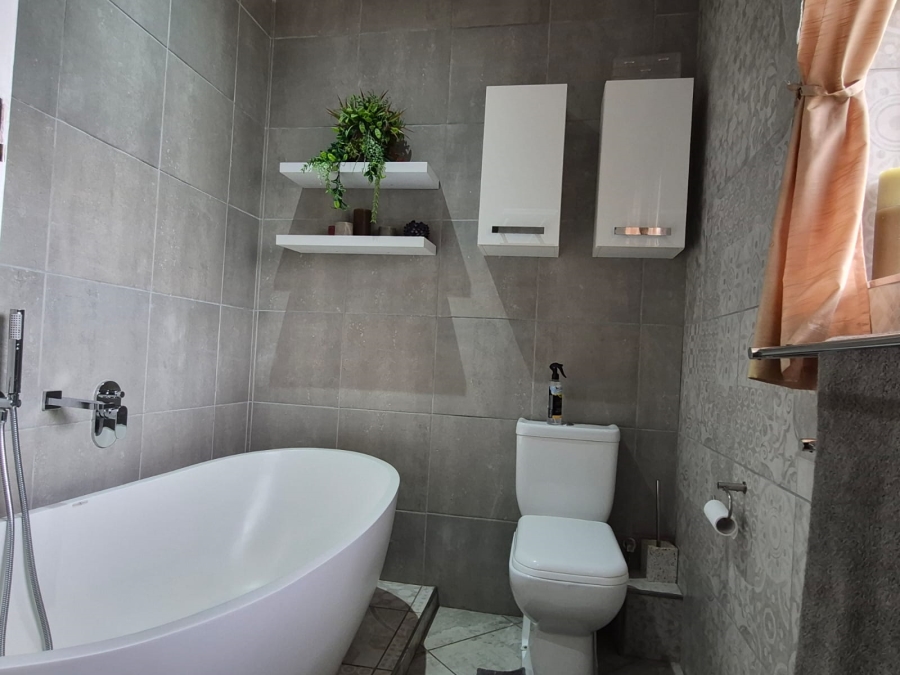 5 Bedroom Property for Sale in Terenure Gauteng