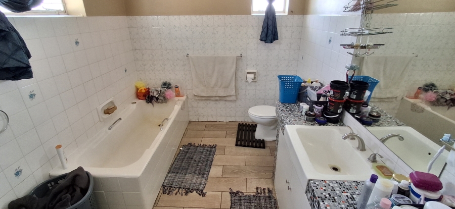 5 Bedroom Property for Sale in Pretoria Gardens Gauteng