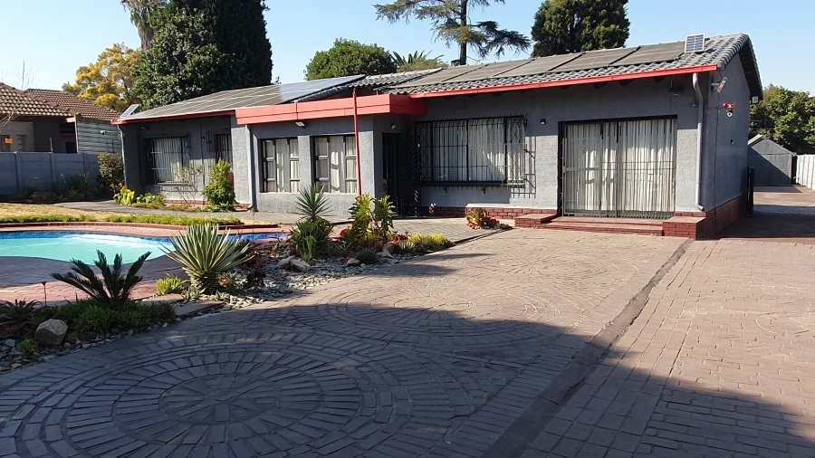 3 Bedroom Property for Sale in Brackendowns Gauteng
