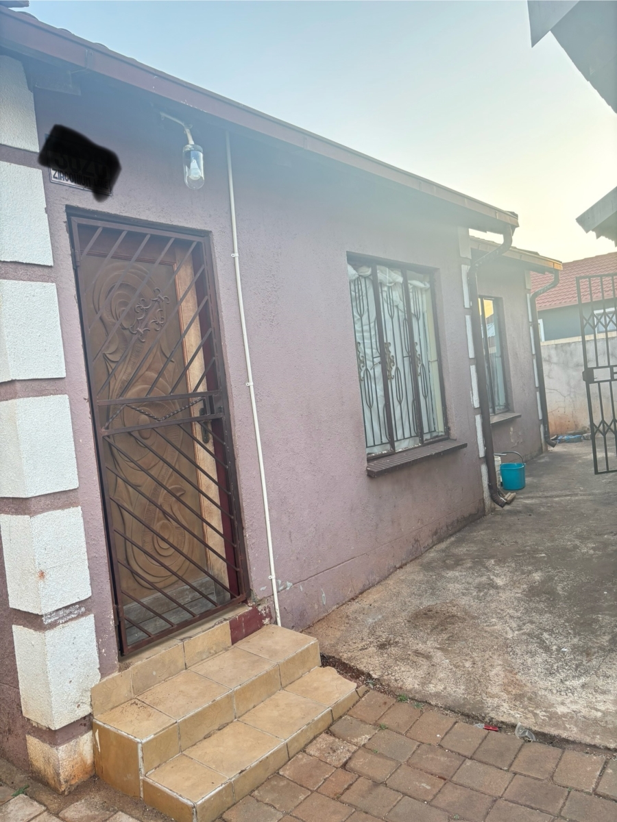 To Let 2 Bedroom Property for Rent in Clayville Gauteng
