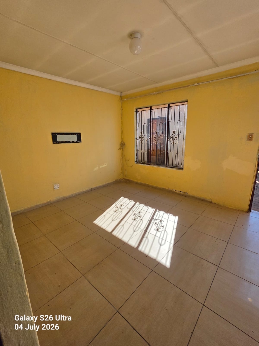 To Let 2 Bedroom Property for Rent in Clayville Gauteng