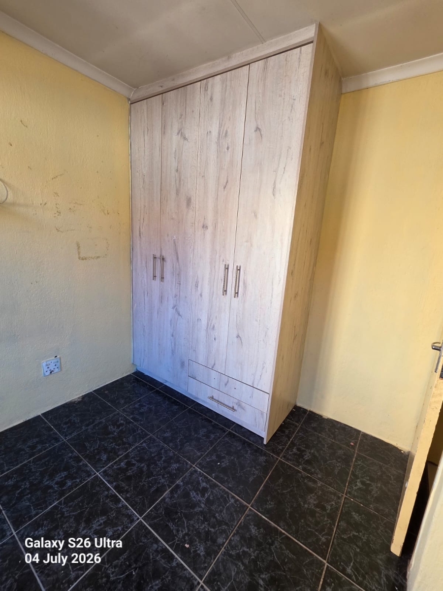 To Let 2 Bedroom Property for Rent in Clayville Gauteng