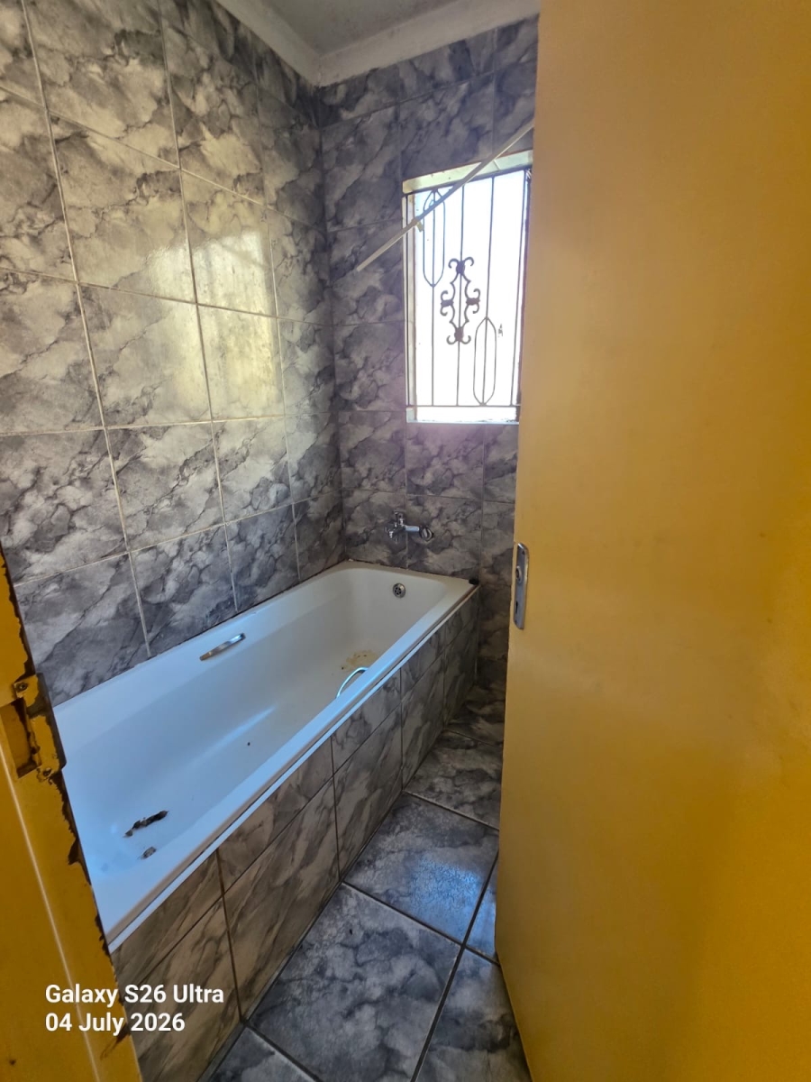 To Let 2 Bedroom Property for Rent in Clayville Gauteng