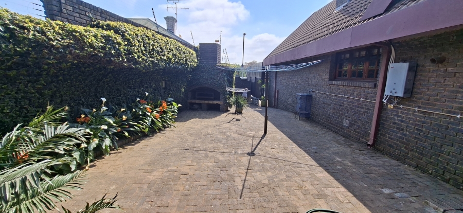 9 Bedroom Property for Sale in Wentworth Park Gauteng