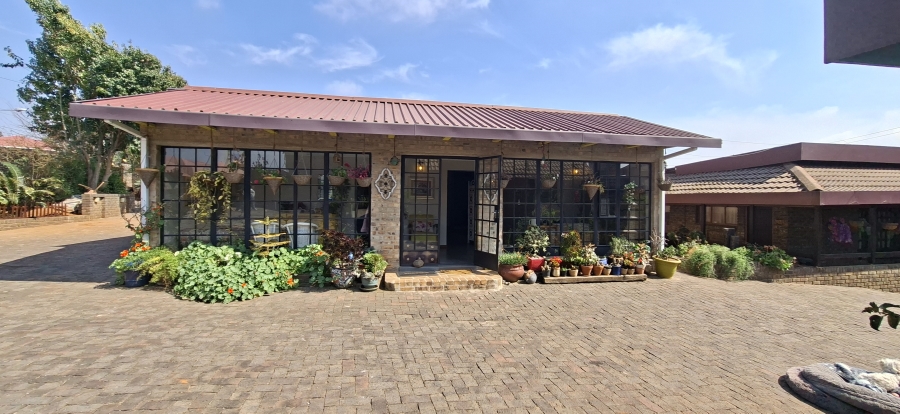 9 Bedroom Property for Sale in Wentworth Park Gauteng