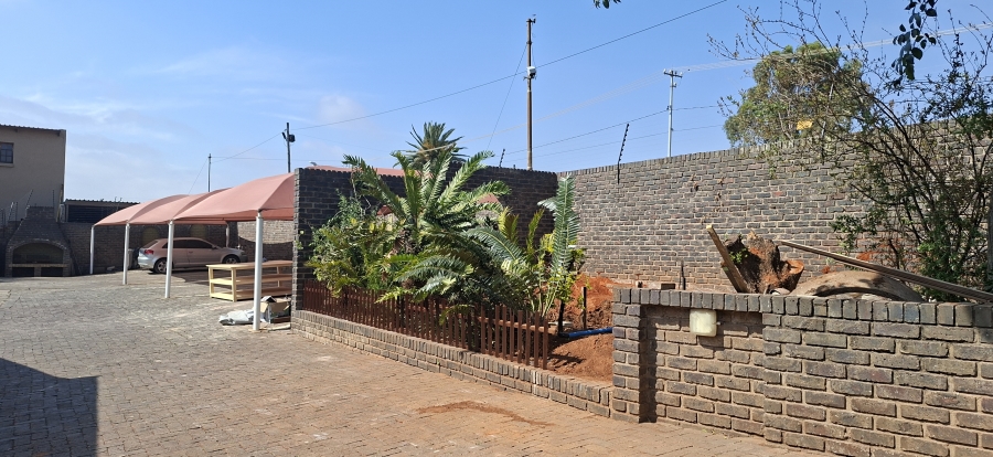 9 Bedroom Property for Sale in Wentworth Park Gauteng
