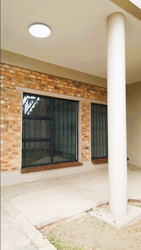 6 Bedroom Property for Sale in Lakefield Gauteng