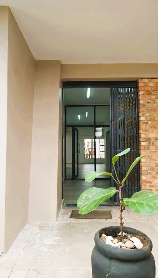 6 Bedroom Property for Sale in Lakefield Gauteng
