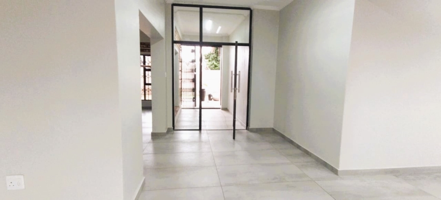 6 Bedroom Property for Sale in Lakefield Gauteng
