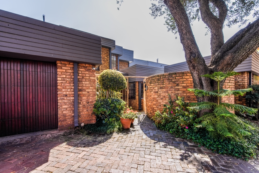 4 Bedroom Property for Sale in Nieuw Muckleneuk Gauteng
