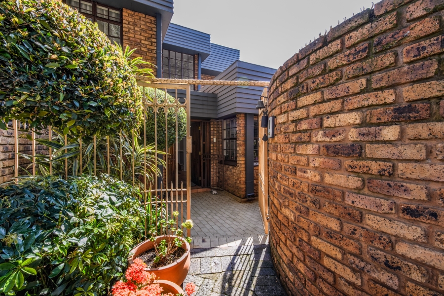 4 Bedroom Property for Sale in Nieuw Muckleneuk Gauteng