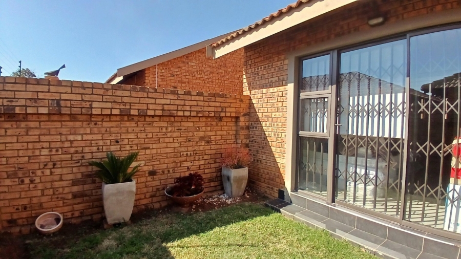 To Let 3 Bedroom Property for Rent in New Redruth Gauteng