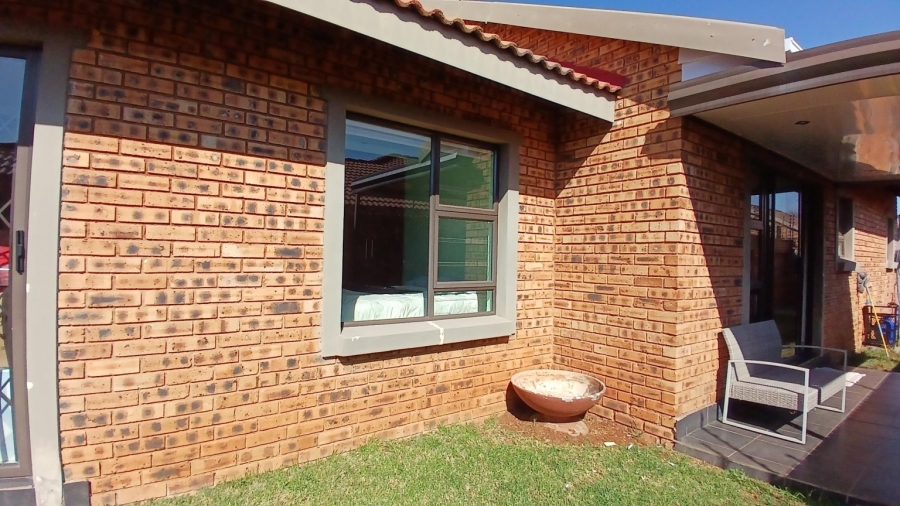 To Let 3 Bedroom Property for Rent in New Redruth Gauteng