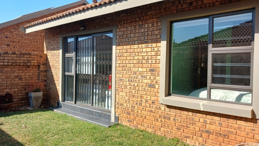 To Let 3 Bedroom Property for Rent in New Redruth Gauteng