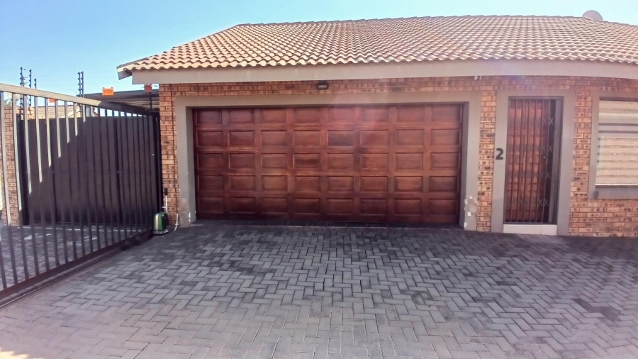 To Let 3 Bedroom Property for Rent in New Redruth Gauteng