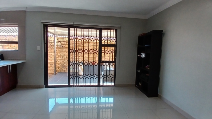 To Let 3 Bedroom Property for Rent in New Redruth Gauteng