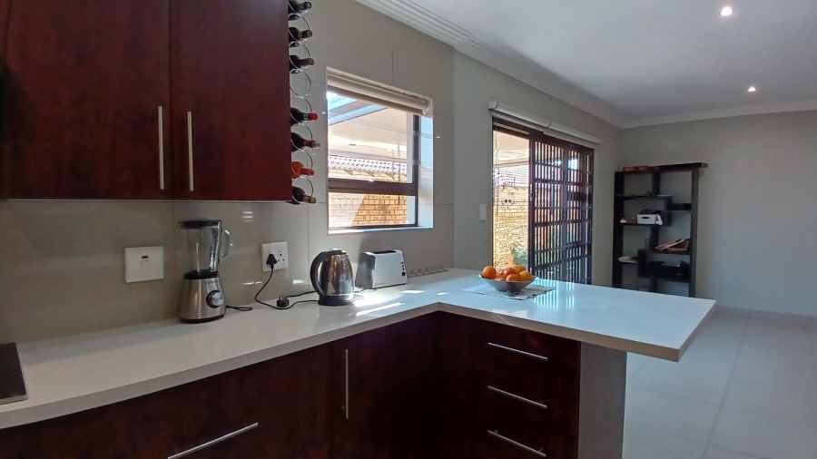 To Let 3 Bedroom Property for Rent in New Redruth Gauteng