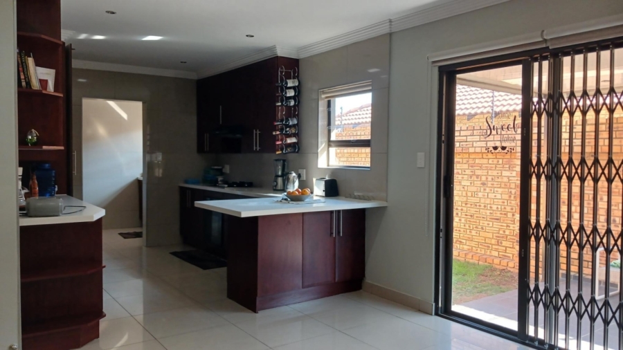 To Let 3 Bedroom Property for Rent in New Redruth Gauteng