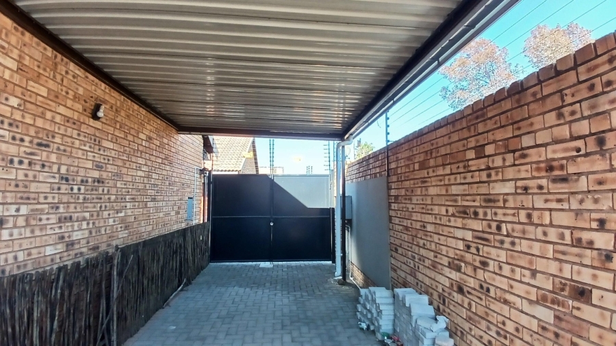 To Let 3 Bedroom Property for Rent in New Redruth Gauteng