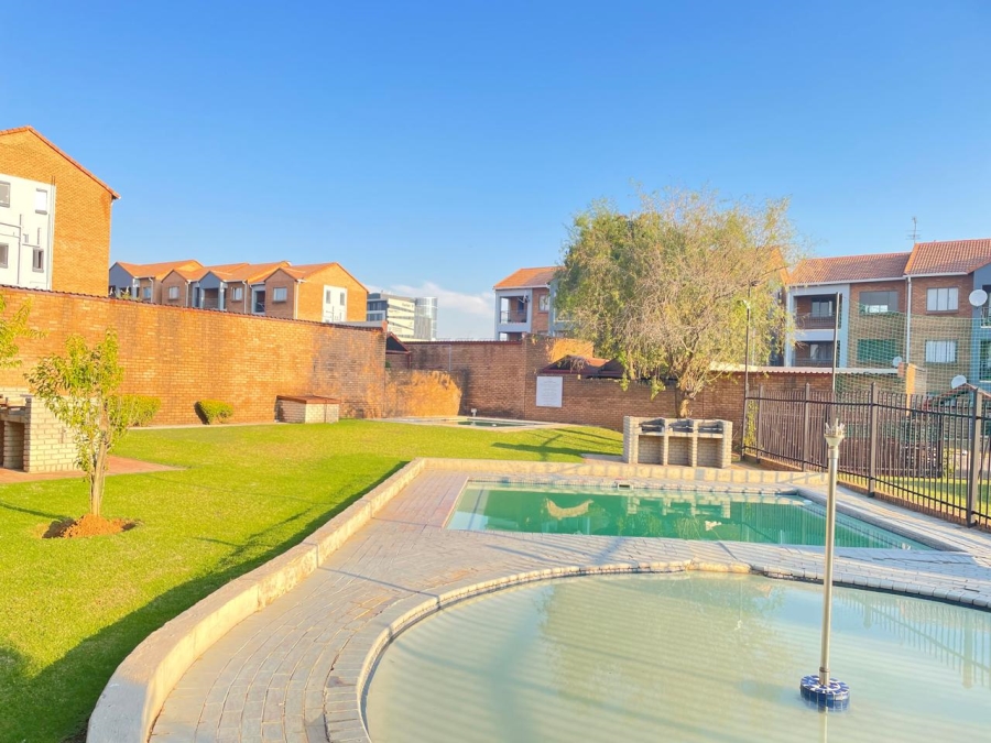 To Let 2 Bedroom Property for Rent in Vorna Valley Gauteng