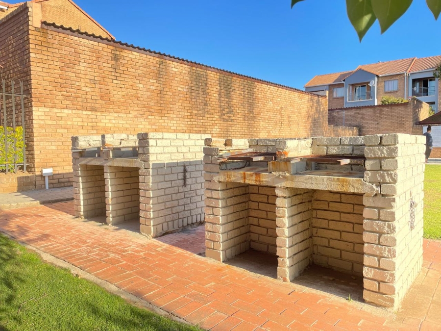 To Let 2 Bedroom Property for Rent in Vorna Valley Gauteng