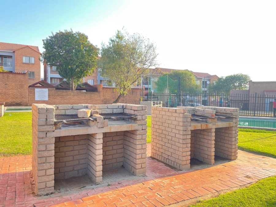 To Let 2 Bedroom Property for Rent in Vorna Valley Gauteng