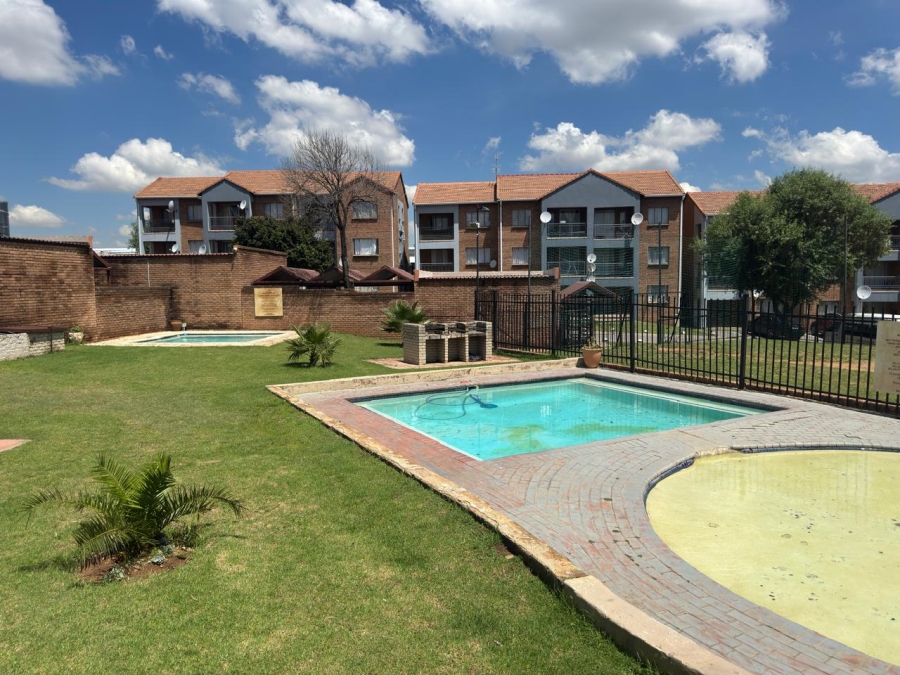 To Let 2 Bedroom Property for Rent in Vorna Valley Gauteng