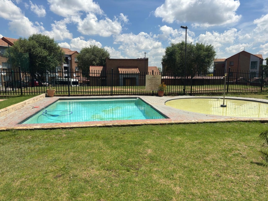 To Let 2 Bedroom Property for Rent in Vorna Valley Gauteng