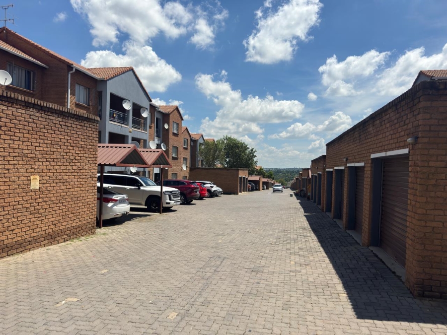 To Let 2 Bedroom Property for Rent in Vorna Valley Gauteng