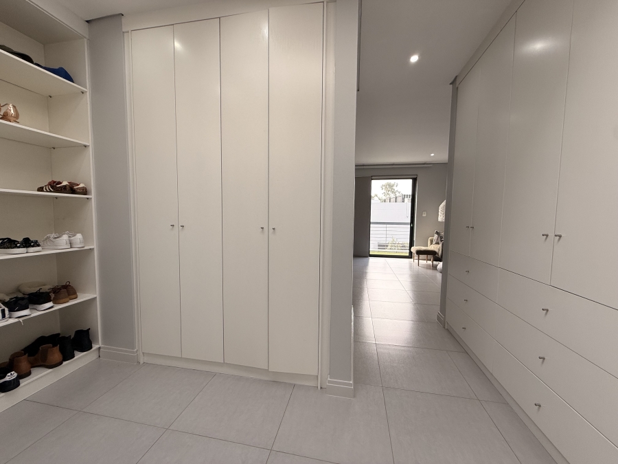 To Let 5 Bedroom Property for Rent in Sandown Gauteng