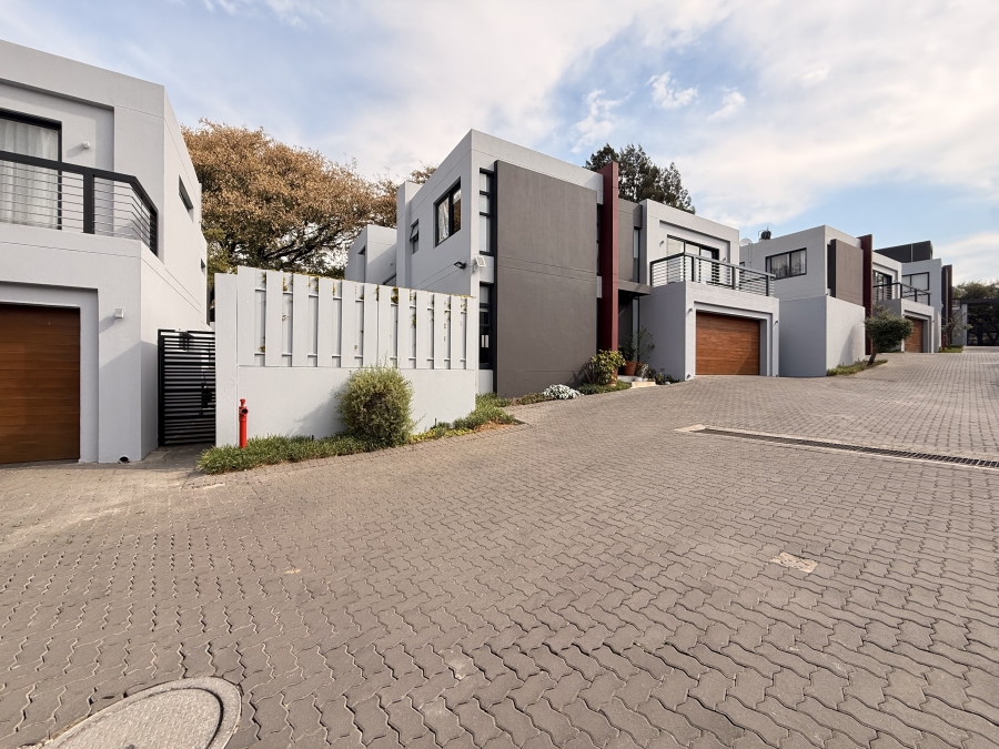 To Let 5 Bedroom Property for Rent in Sandown Gauteng