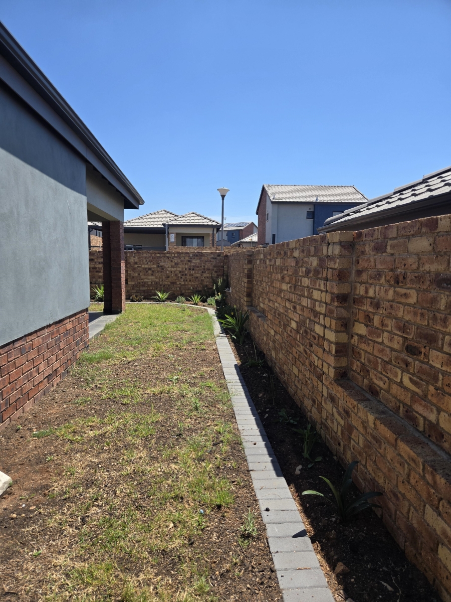To Let 3 Bedroom Property for Rent in Lion Pride Gauteng