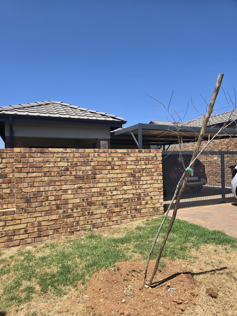 To Let 3 Bedroom Property for Rent in Lion Pride Gauteng