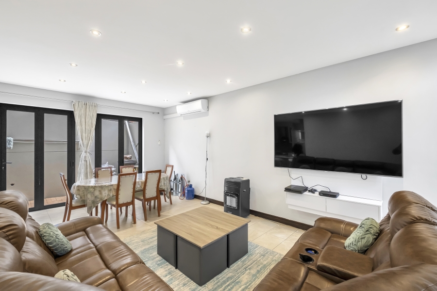 To Let 3 Bedroom Property for Rent in Emmarentia Gauteng