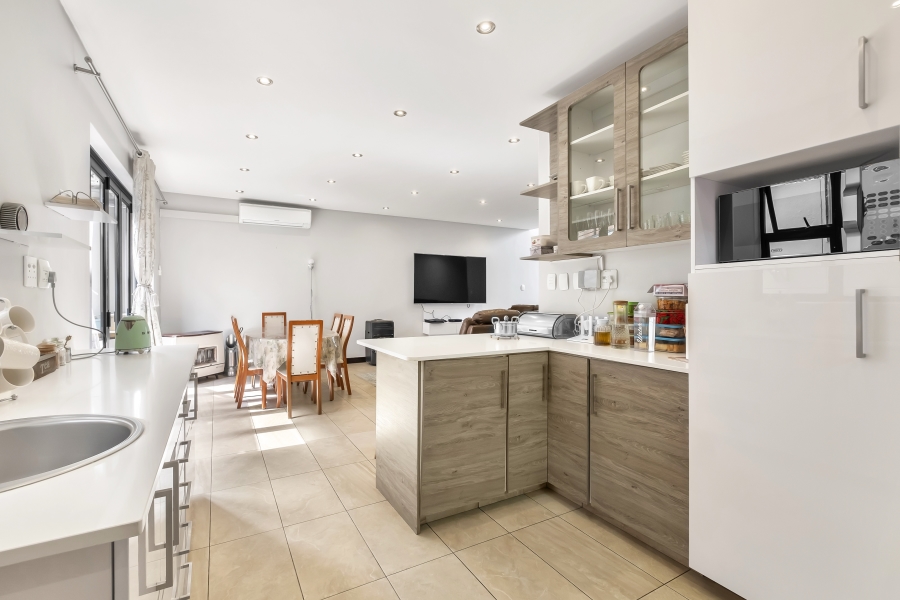 To Let 3 Bedroom Property for Rent in Emmarentia Gauteng