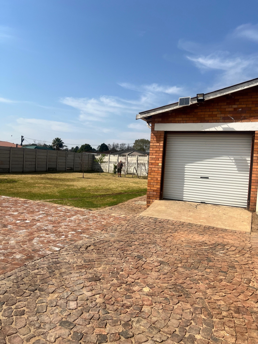 To Let 3 Bedroom Property for Rent in Selection Park Gauteng