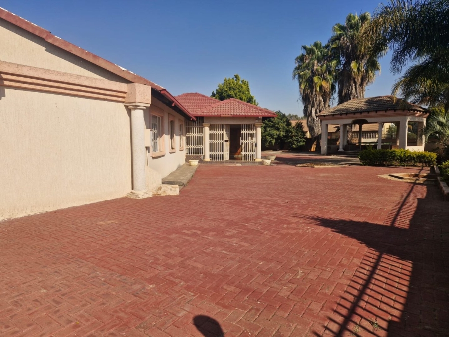 5 Bedroom Property for Sale in The Orchards Gauteng