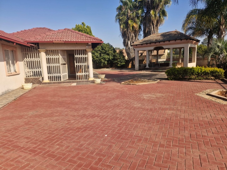 5 Bedroom Property for Sale in The Orchards Gauteng
