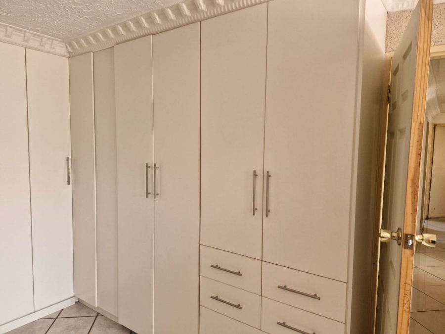 5 Bedroom Property for Sale in The Orchards Gauteng
