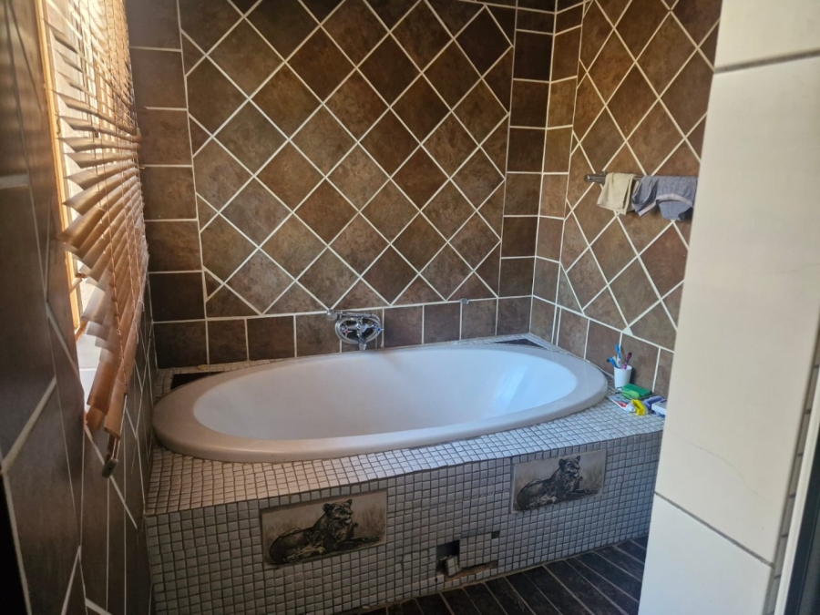 5 Bedroom Property for Sale in The Orchards Gauteng