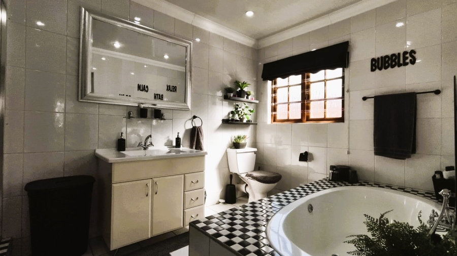 5 Bedroom Property for Sale in Brentwood Park Gauteng