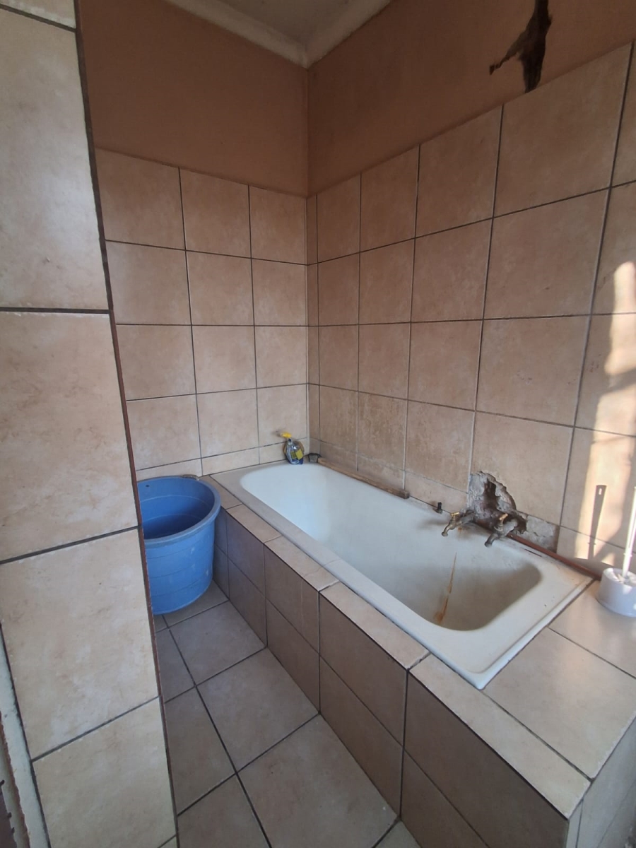 8 Bedroom Property for Sale in Peacehaven Gauteng