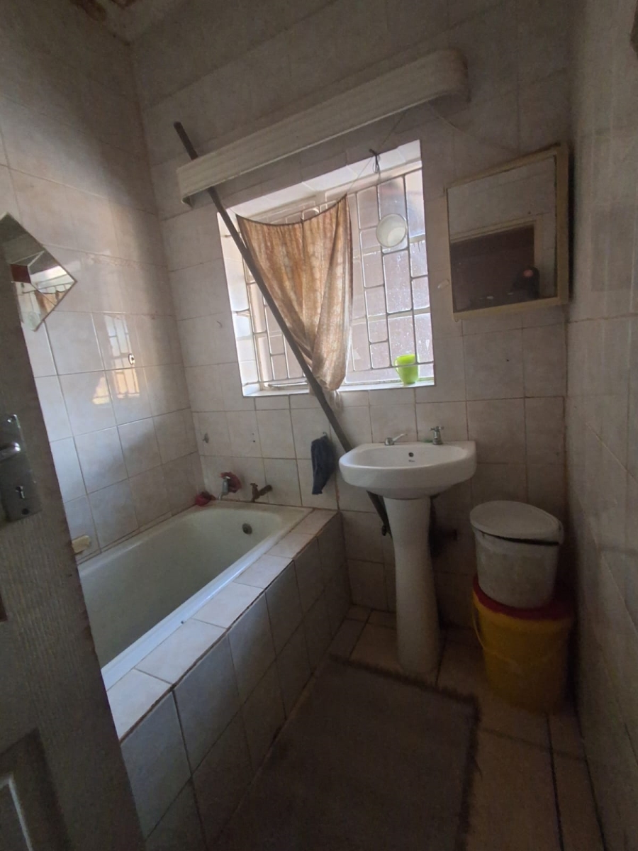 8 Bedroom Property for Sale in Peacehaven Gauteng
