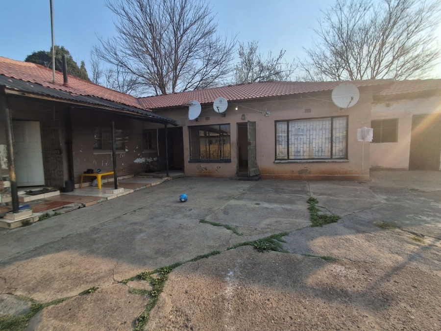 8 Bedroom Property for Sale in Peacehaven Gauteng