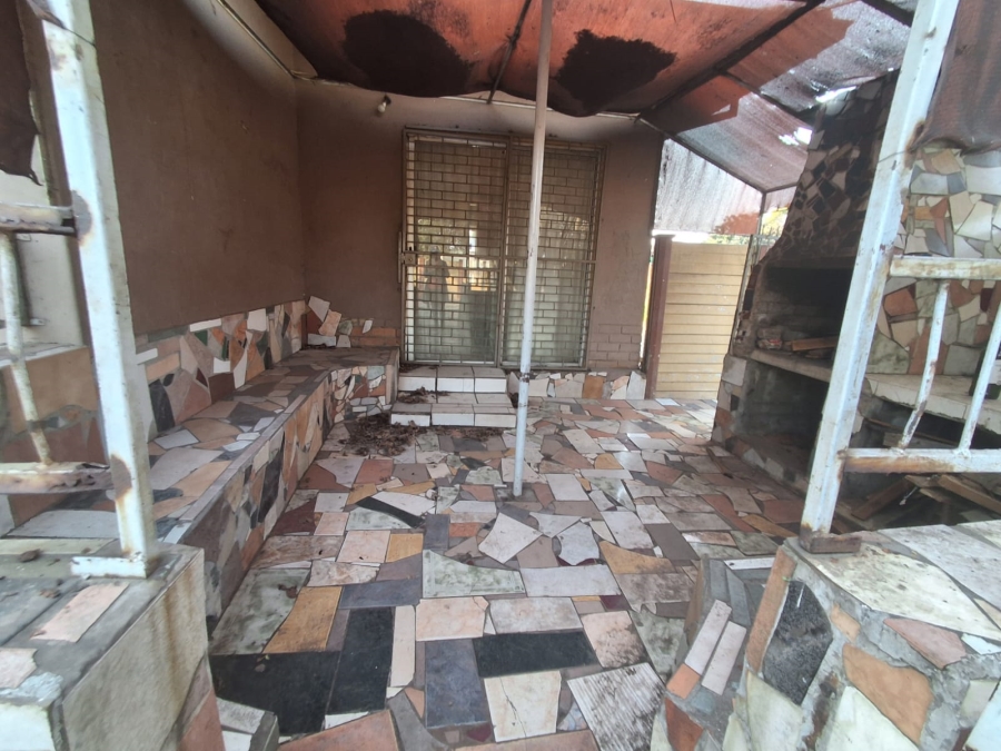 8 Bedroom Property for Sale in Peacehaven Gauteng