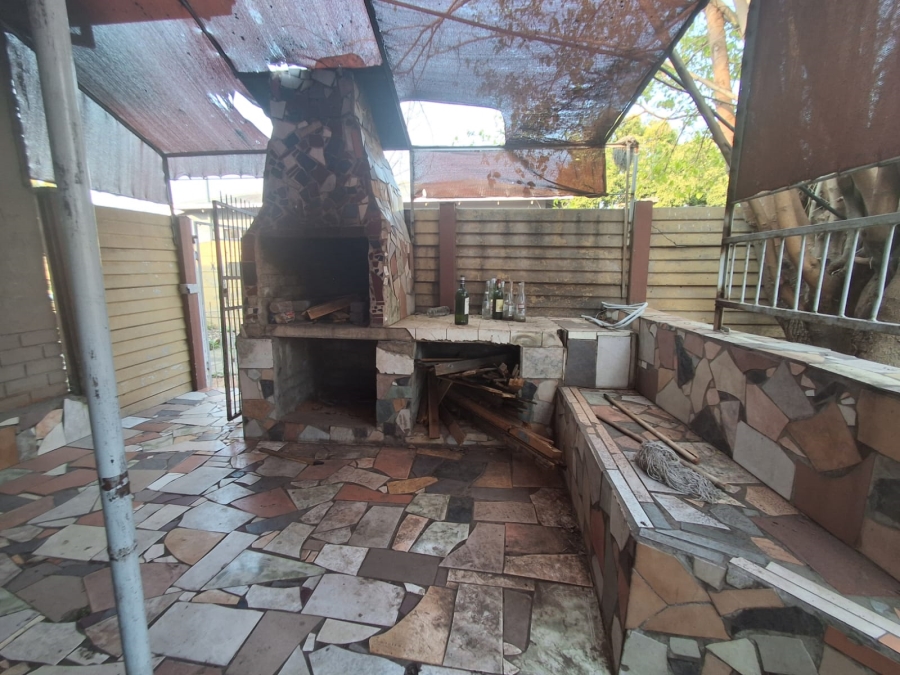 8 Bedroom Property for Sale in Peacehaven Gauteng