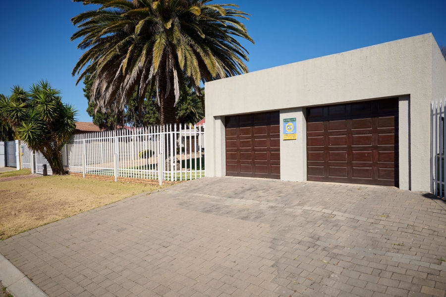 5 Bedroom Property for Sale in Noordwyk Gauteng