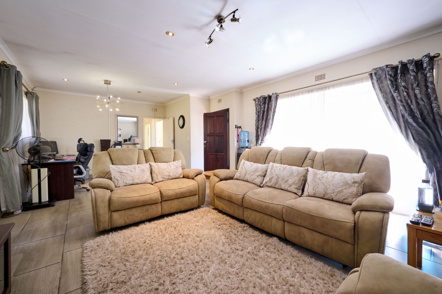 5 Bedroom Property for Sale in Noordwyk Gauteng