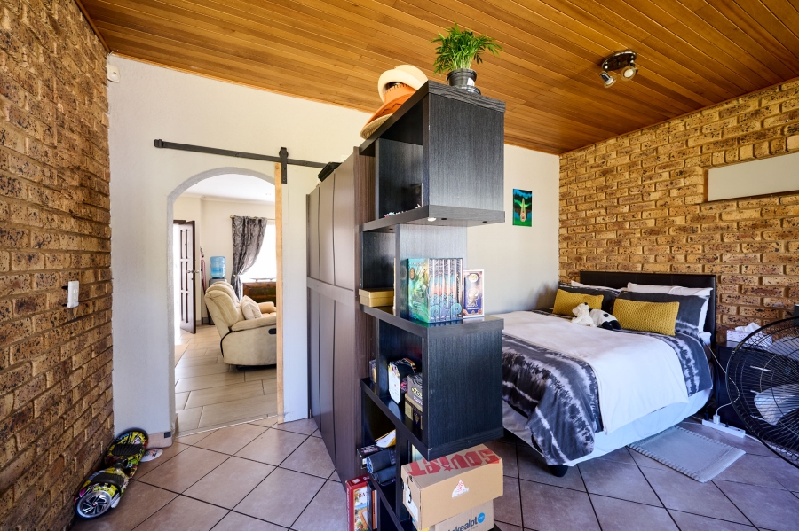 5 Bedroom Property for Sale in Noordwyk Gauteng